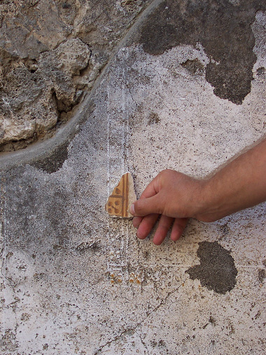 Comparing a fragment of excavated plaster with extant wall decoration