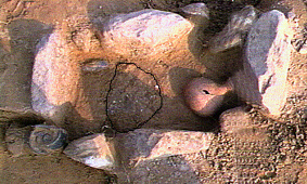 Simple tombe cin&eacute;raire entour&eacute;e de pierres