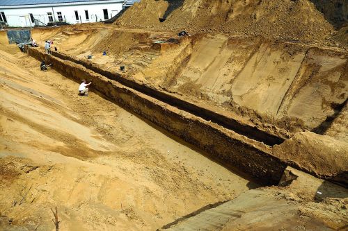 The well-preserved section of the Roman water pipeline near Hürth-Hermülheim during excavation.