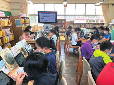 Figure 2: Elementary school children using SORAN to learn about local heritage